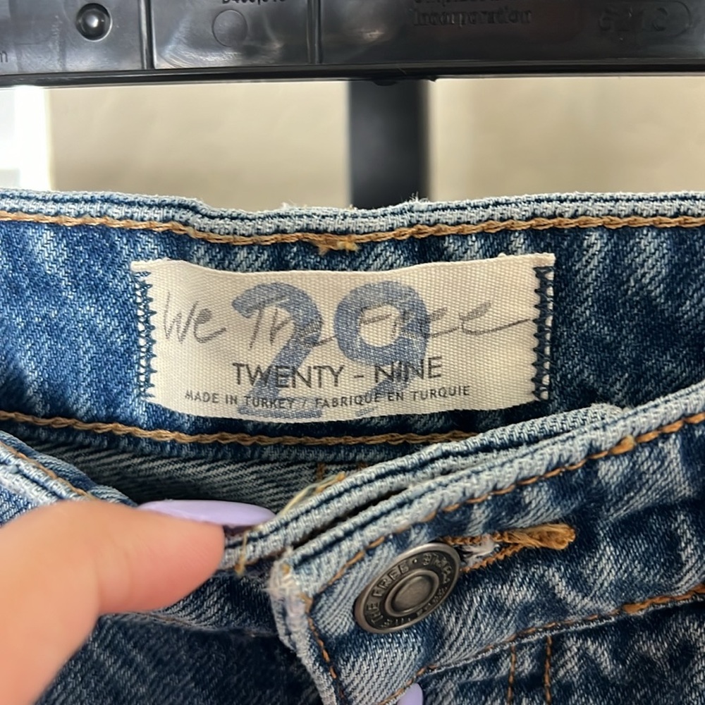 597 - We The Free NWT Free People Distressed Blue Jeans, Size 29 - Picture 5 of 10